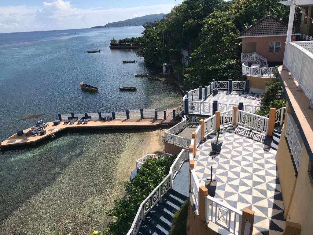Moxons Beach Club Boscobel Exteriör bild