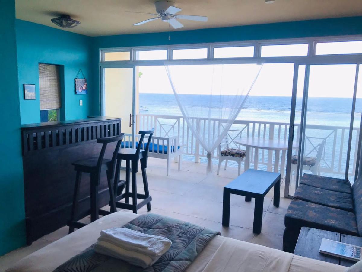 Moxons Beach Club Boscobel Rum bild